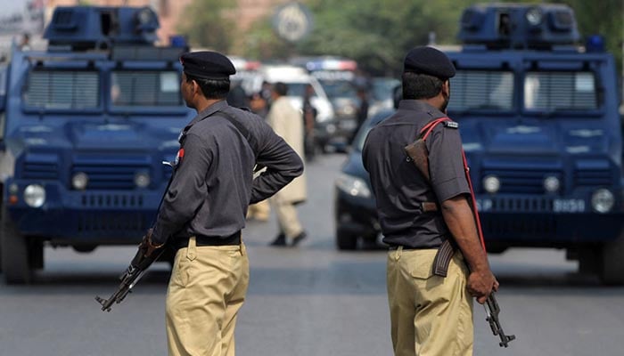 Karachi, disclosure of giving weapons to police personnel without bullets File photo