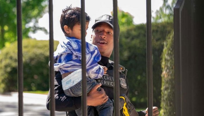 A toddler walks into the White House Photo courtesy of Foreign Media
