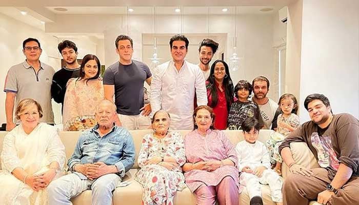 Beautiful photo of Salman Khan with his family on Eid-ul-Fitr