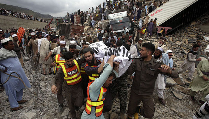 Rescue operation completed, 8 bodies and 12 injured were removed from the wreckage Torkham Landslide: Rescue operation complete, 8 bodies and 12 injured have been pulled out from the debris