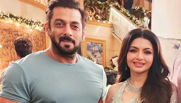 Bhagyashree and Salman Khan of 'Maine Pyaar Kya' reunited after 33 years Bhagyashree and Salman Khan of 'Maine Pyaar Kya' reunited after 33 years