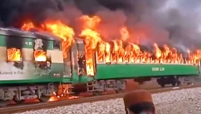 Fire in the bogie of Karachi Express, 2 people died File photo