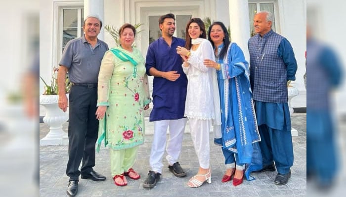 Urwa Hussain shared pictures with Farhan Saeed and parents Screenshot