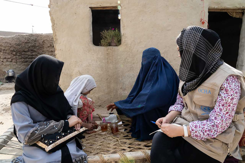 An OCHA staff member speaks with displaced women in the eastern province of Nangahar in Afghanistan. An OCHA staff member speaks with displaced women in the eastern province of Nangahar in Afghanistan.
