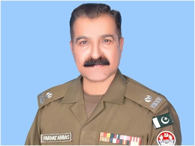 Lahore; Former SP was killed by motorcyclists The police shifted the body of the victim to the hospital (Photo: Express News).