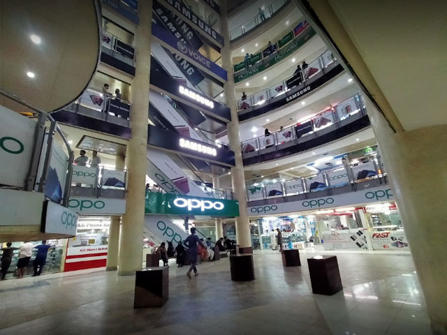 Mobile phones worth 80 lakhs were stolen from a shop in a mall in Karachi