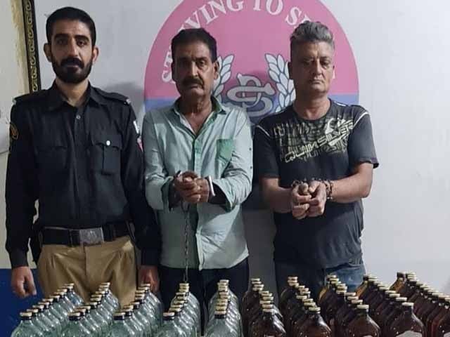 Two suspects involved in the sale of liquor arrested in Karachi Photo: Express News