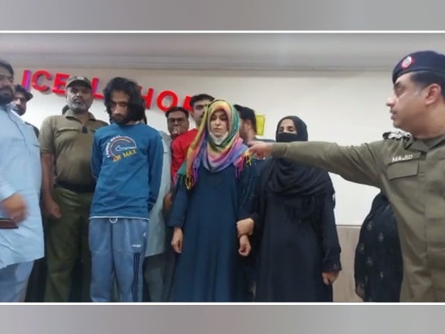 Lahore, 3 persons including 2 women involved in the murder of former SP arrested Police presenting the suspects to the media in a press conference after their arrest (Photo: Video Grab)