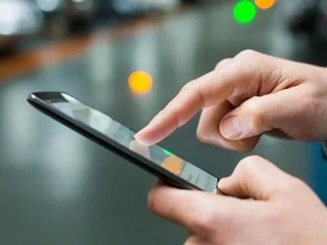 Karachi: Accused of stealing mobile worth 80 lakhs arrested The accused came to sell the stolen mobile phones in the same mall and was caught when the IMEI number matched, photo; File