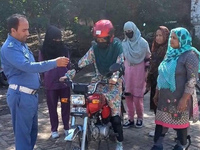 Initiation of Scotty training for female students in universities of Punjab Under Women on Wheel, women are also being trained to drive a motorcycle: Photo: Express News