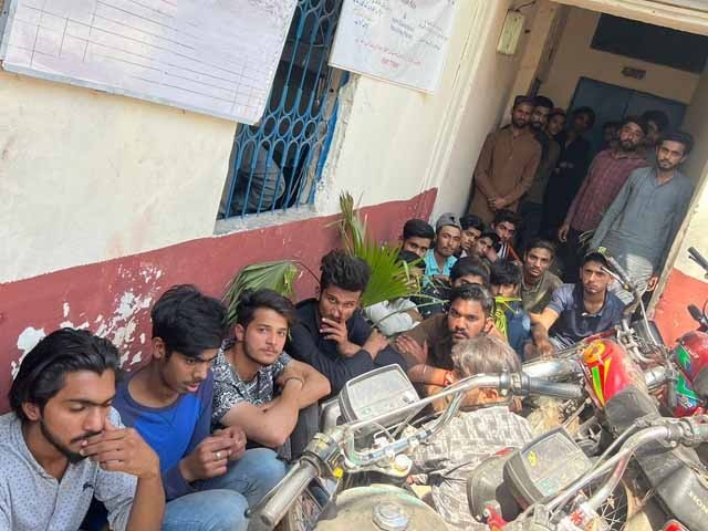 Lahore Police arrested 30 one-wheelers Photo: Express News