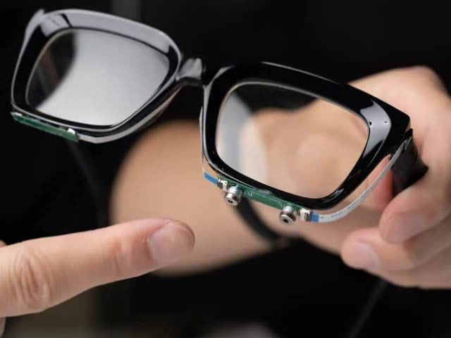 Sonar glasses that read the words just by reading the movements of the lips Scientists at Cornell University have created a lens that can read spoken words from noisy and deaf people using lip movements. Photo: Courtesy of Cornell University