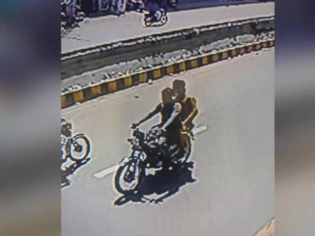 The robbers robbed a citizen who was leaving the bank with 15 lakh rupees —Photo: Express News