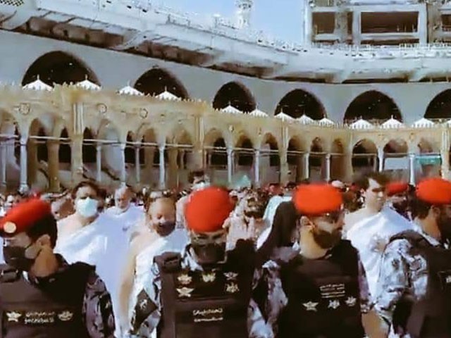 Nawaz Sharif got the blessing of Umrah as a royal guest Photo screen grab