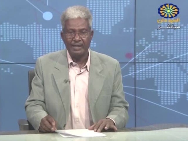 A video of a news anchor reading the news amid the thunder of gunshots and explosions has gone viral A paramilitary force in Sudan staged a coup that was crushed by the military; Photo: Video Grab