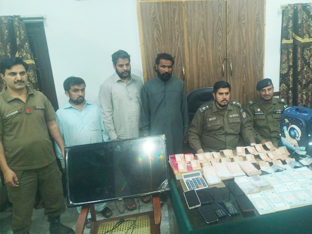 Rawalpindi, the accused who played online gambling on matches were arrested