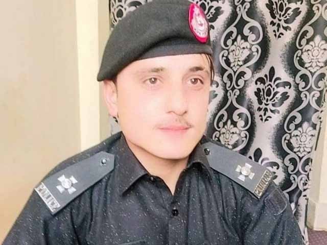 In Khyber, the accused of robbing citizens by pretending to be a fake policeman was arrested Photo: Express News