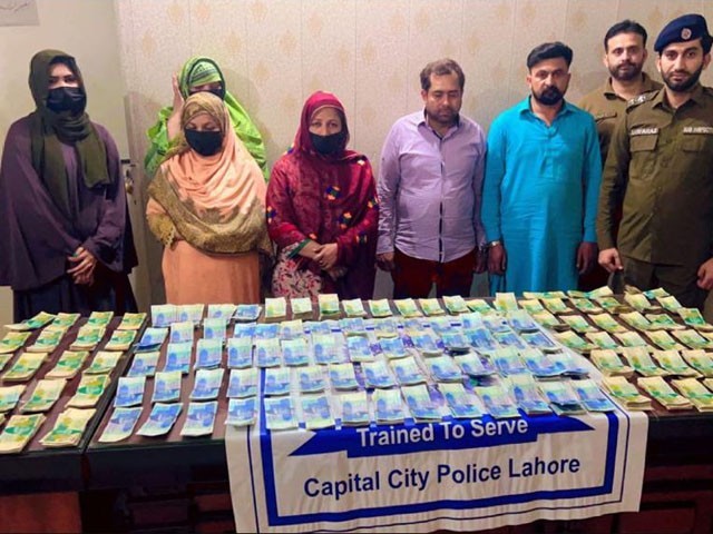 5 suspects, including 3 women, were arrested on the charge of stealing money by fraud Photo: Lahore Police