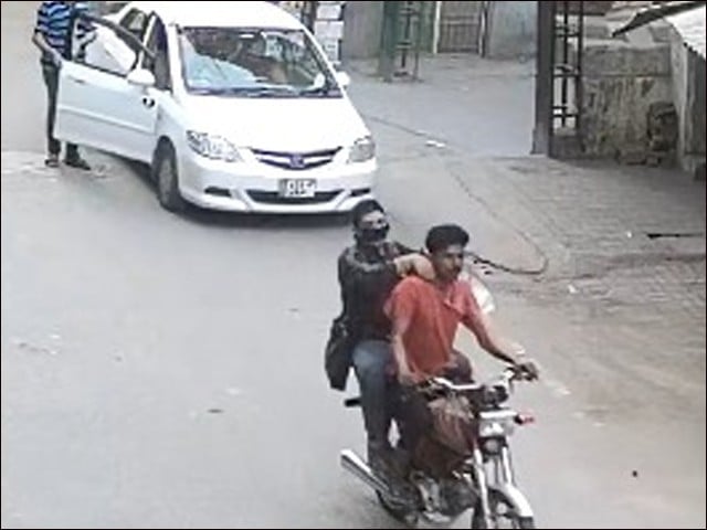 Robbery of a British-born woman in Lahore, jewelery and cash worth 19 lakhs lost Suspects fleeing after the robbery (Photo: Video Grab)