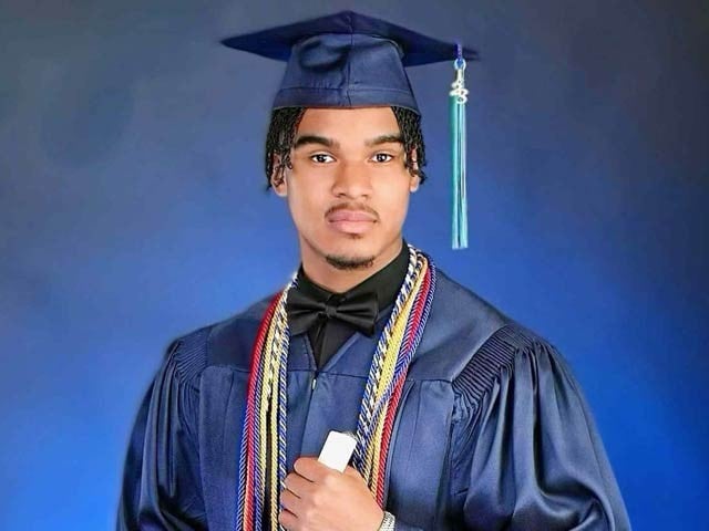 Admission to 125 universities and 0,000 in scholarships offered to American students Dennis Bernice has been accepted into 125 American colleges and received million in scholarships after a 4.98 GPA, a record in American history. Photo: The Guardian