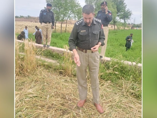 Dispute over land boundaries, four people were killed in two-sided firing Police officers inspecting the scene (Photo: Express)