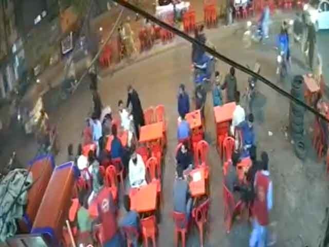 Karachi; Robbers snatched mobile phones from people sitting at the hotel in a few seconds and escaped The bandits boldly looted the citizens and escaped (Photo: Video Grab)