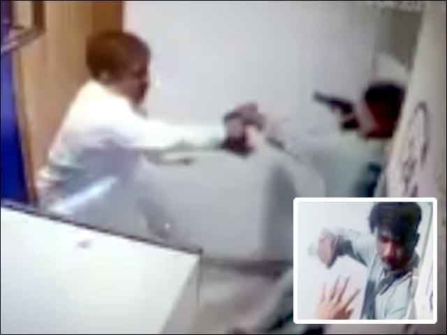 At the ATM, the citizen and the robber pulled pistols on each other, the video went viral The same accused is also involved in other incidents, the search is on with the help of footage, police (Photo: Video Grab)