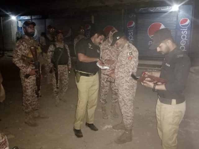 Police and Rangers search operation in Karachi, 9 Afghans in custody Photo: Express News