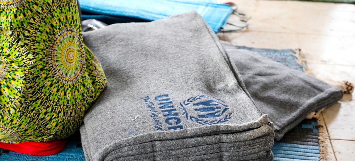 Dispalced people who arrive at the UNHCR transit centre in Renk, South Sudan, receive relief items.