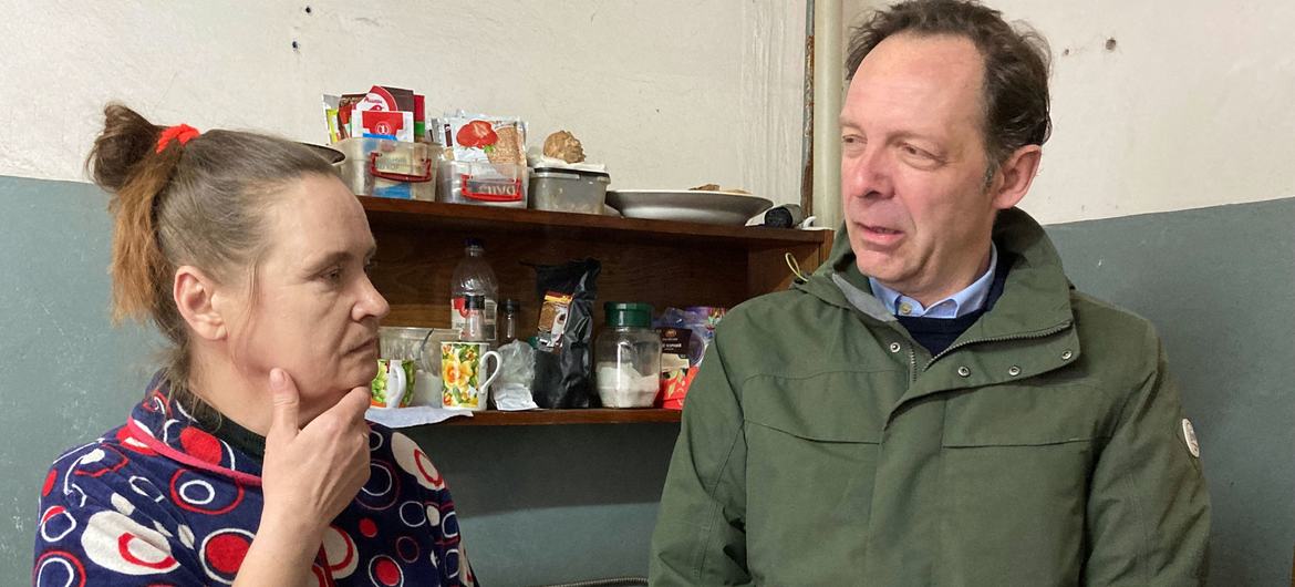 IOM Regional Director Manfred Profazi talks to Valeria about her life as a resident in an IOM-supported dormitory in Dnipro.