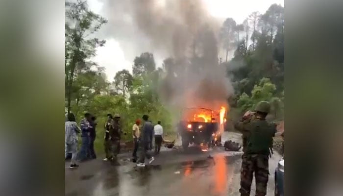 5 soldiers killed in fire in Indian army truck