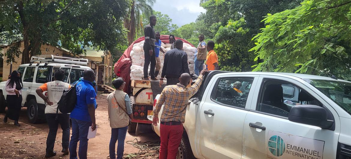 Humanitarian partners load relief items into vehicles to distribute them to different sites for the internally displaced people in Mulanje District, Malawi. Humanitarian partners load relief items into vehicles to distribute them to different sites for the internally displaced people in Mulanje District, Malawi.
