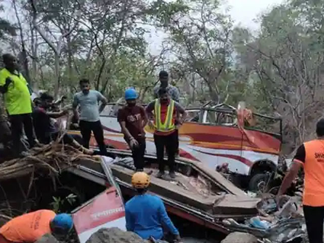 A passenger bus fell into a ditch in India;  13 people killed and 29 injured