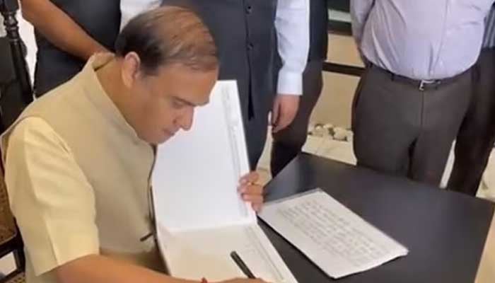 Chief Minister of Assam started copying even after 3 degrees, video viral