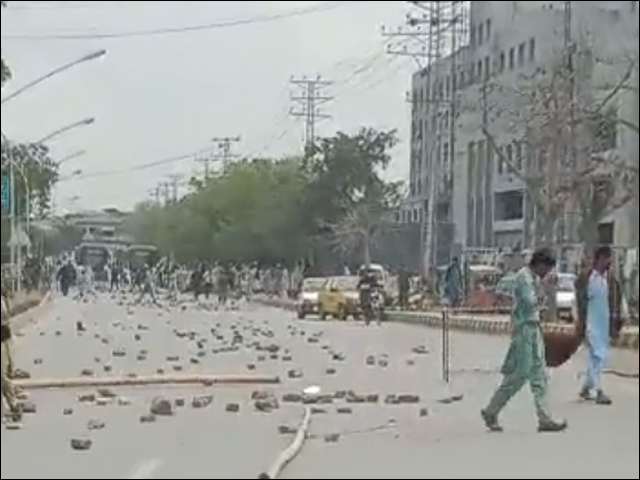 Clashes between police and citizens during free distribution of flour in Peshawar