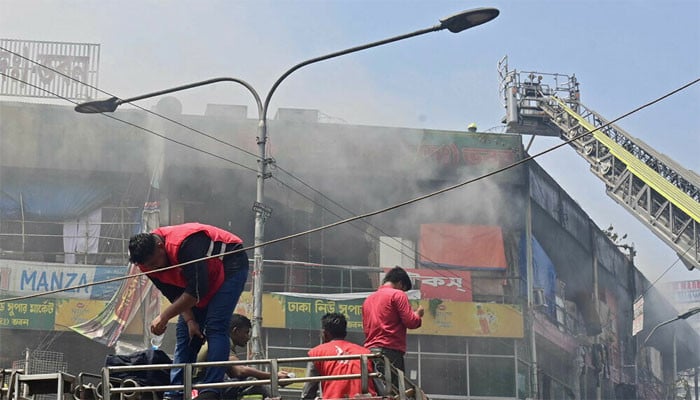 Fire in shopping center, 30 people injured