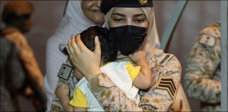 Foreigners withdraw from Sudan, this photo of a Saudi female soldier melts hearts