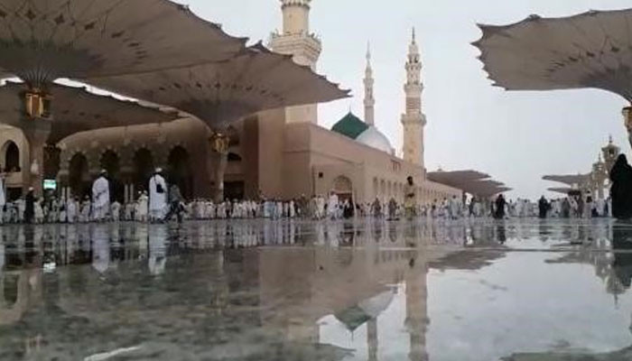 Heavy rain in Madinah, truck loaded with camels washed away