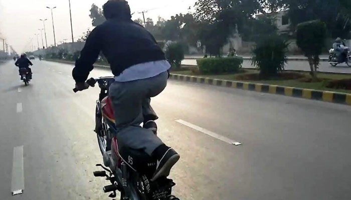 Motorcycles race on the pass flyover, police absent