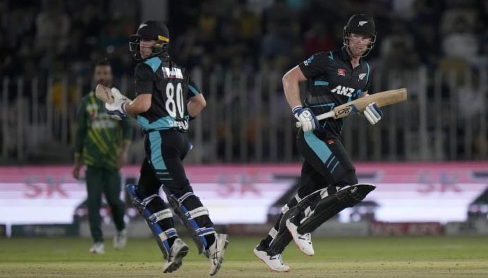 New Zealand defeated Pakistan by 6 wickets