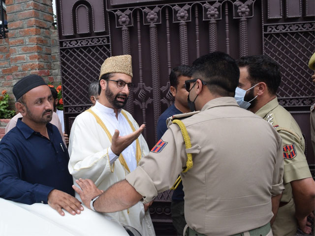 Occupied Kashmir;  The Indian Army stopped Eid prayers in the historic Jama Masjid