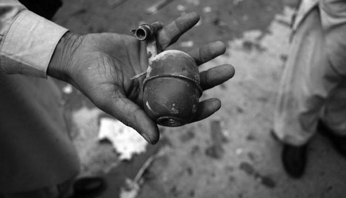 Peshawar, terrorists attacked the police post with a grenade