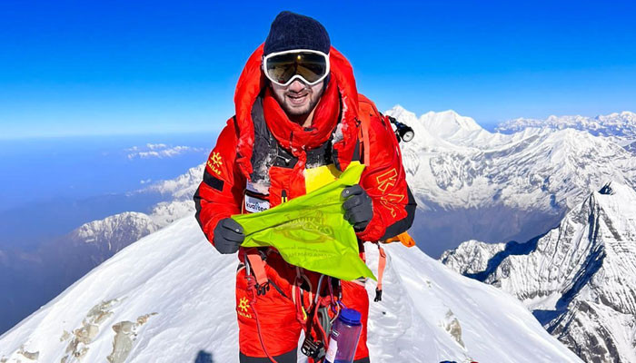 Shahruz Kashif hoisted the flag of Lahore Qalandars on Annapurna Top