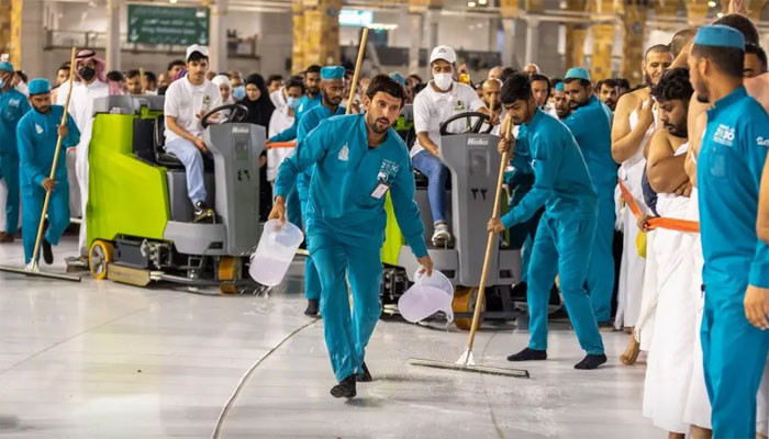 Special arrangement of cleaning in Masjid al-Haram under the supervision of 400 supervisors