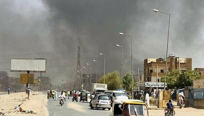 Tension between paramilitary forces and the army, shootings and explosions in Khartoum