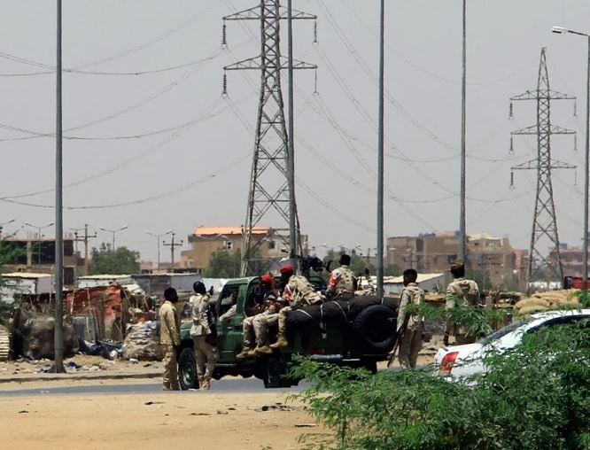 The claim of the Sudanese army to occupy the presidential palace, Khartoum echoed with explosions