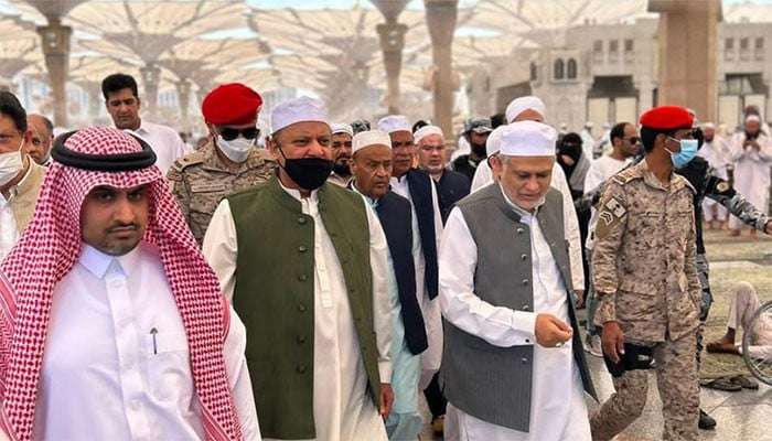 The video of Nawaz Sharif's arrival at Masjid Nabawi has surfaced