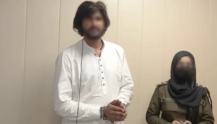 Tik-takar, who pulled the woman's dupatta, was arrested