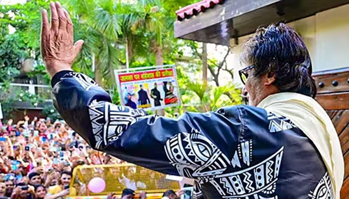 Warning to Amitabh Bachchan's fans not to meet at his house jalsa Warning to Amitabh Bachchan's fans not to meet at his house jalsa
