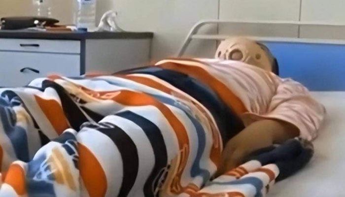 A security guard who saved a girl who tried to commit suicide was paralyzed A security guard who saved a girl who tried to commit suicide was paralyzed